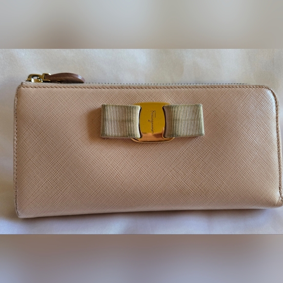 Salvatore Ferragamo Miss Vara Bow 3/4 Zip Leather Wallet - Picture 2 of 16